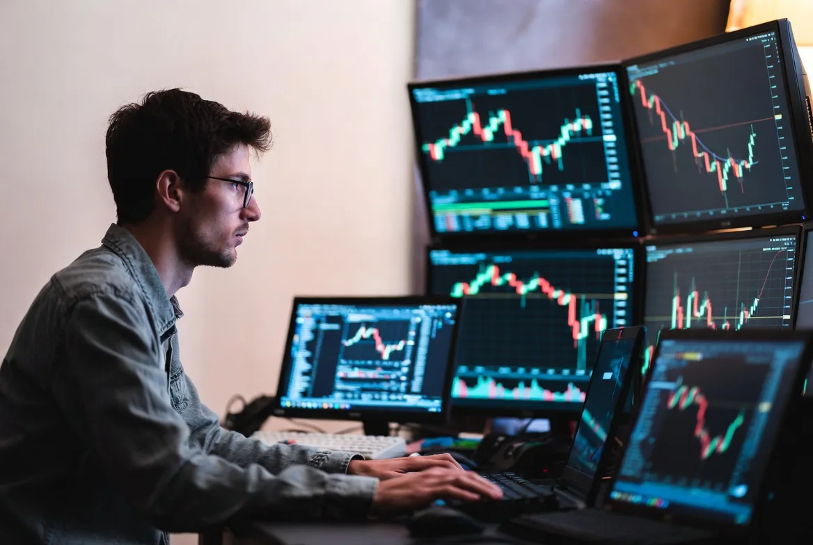 comparing retail trader setup and institutional trading desk